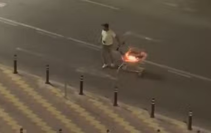 Un bărbat din Constanța s-a plimbat cu un căruț în flăcări pe un bulevard și a ajuns direct la Psihiatrie