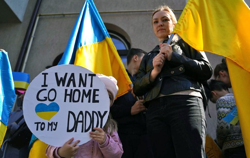 VIDEO | Femei cu copii din Ucraina, protest în fața Consulatului Rusiei de la Constanța. „Vreau să merg acasă, la tati”