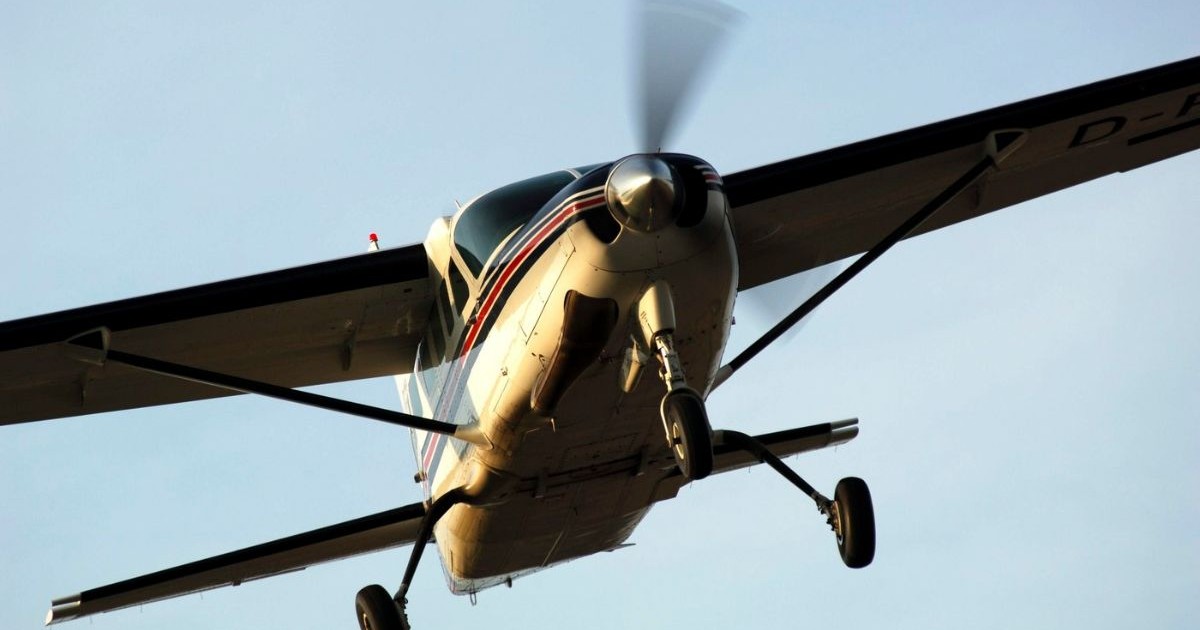 avion Cessna Caravan în zbor, văzut de jos