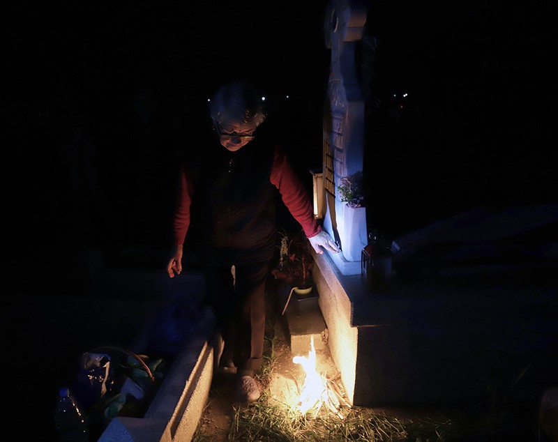 De ce aprind sătenii din Copaciu focul lângă morminte în Joia Mare. „Cu câțiva ani în urmă, aveai impresia că a luat foc cimitirul”