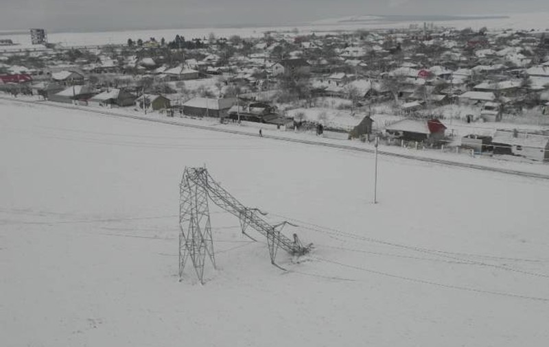 Peste 30 de localităţi fără energie electrică din cauza ninsorii abundente