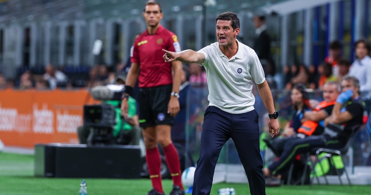 Cristi Chivu dă indicații de pe marginea terenului în timpul unei partide din Serie A, septembrie 2025