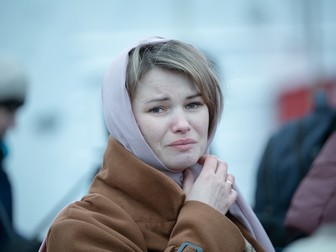 O tânără femeie din Ucraina pe bacul spre vama Isaccea. Foto: Andrei Becheru