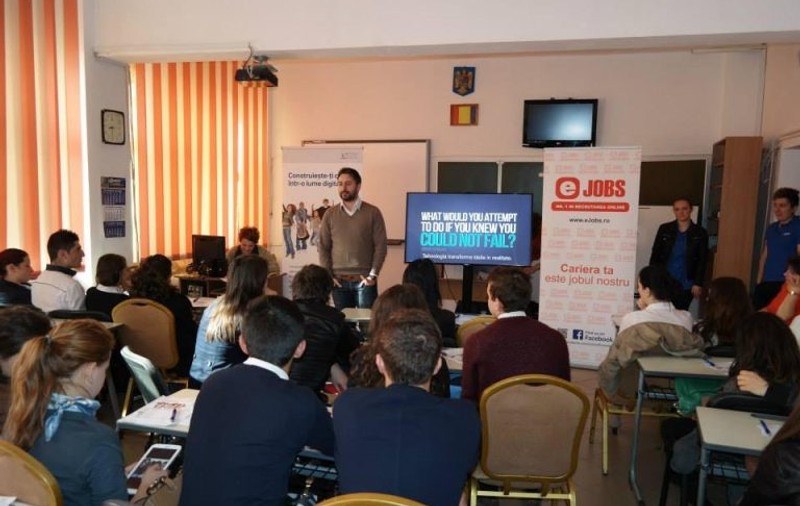 Un studiu făcut recent în România arată DE CE INTRĂ LICEENI PE INTERNET