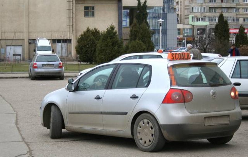 Mașinile școlilor de șoferi din Vaslui nu mai au voie pe străzi, în orele de vârf. Când intră în vigoare restricția