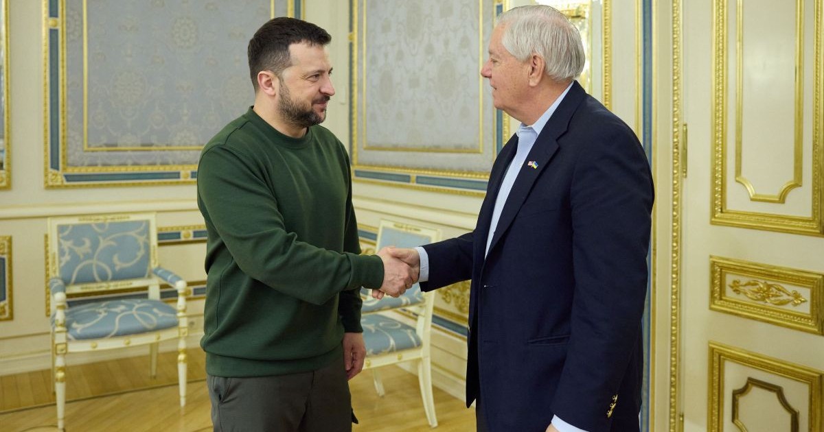 Volodomir Zelenski și Lindsey Graham (dreapta), la o întâlnire la Kiev, anul trecut. Poză cu caracter ilustrativ Foto: Hepta