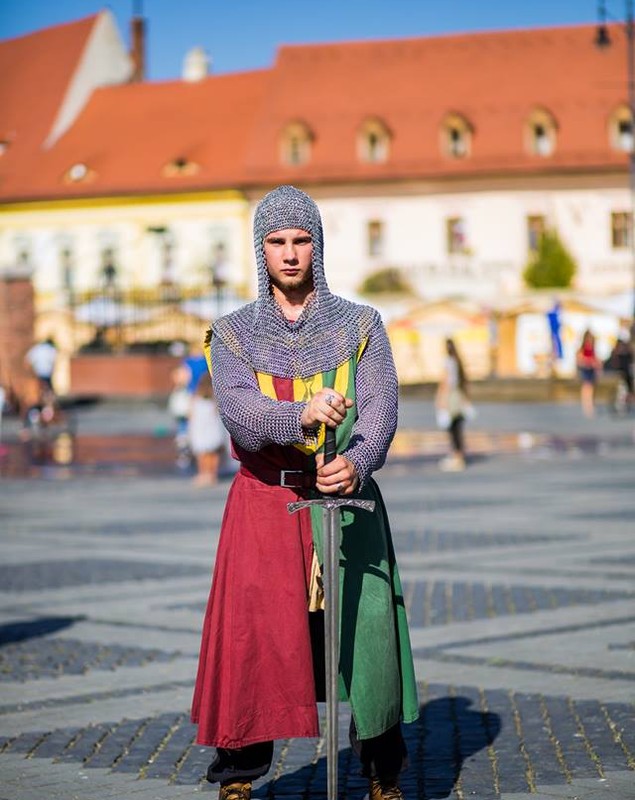 Atmosferă de poveste la Festivalul Medieval din Sibiu 2017. Cavaleri, domnițe și rock medieval în Piața Mare