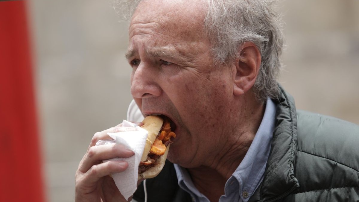 Alfredo Barnechea, membru al Partidului Acțiune Populară din Peru, mușcă dintr-o pâine cu șorici de porc, octombrie 2020