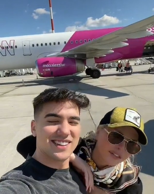 Reacția fanilor după ce Loredana Groza a apărut în compania unui tânăr: „Tu ești copilul ei, nu?”