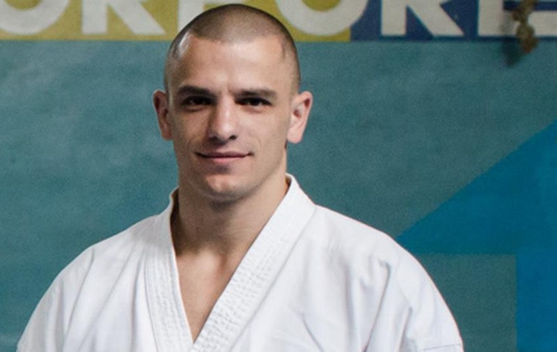 Cine este Iulian Dumitraș, polițistul înjunghiat în fața unui spital din Iași. Are centura neagră la karate / FOTO
