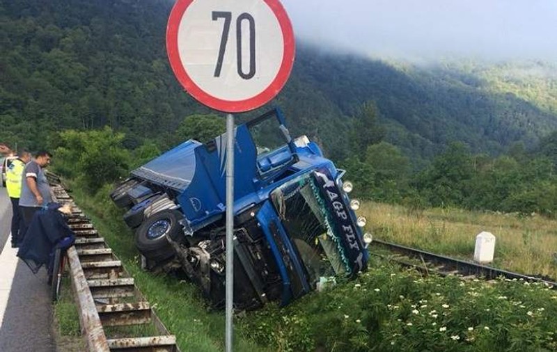 Un TIR s-a răsturnat pe calea ferată, la Câineni, în Vâlcea. Traficul feroviar a fost blocat