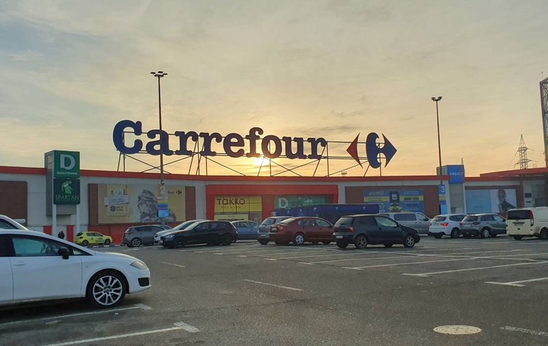 Frații Pavăl, proprietarii Dedeman, cumpără oficial Carrefour România. Detaliile afacerii