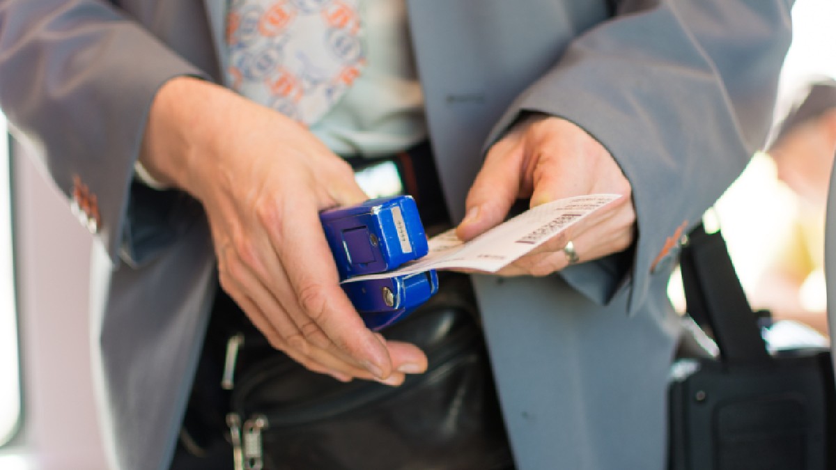 controlor de bilete verificând un bilet în tren
