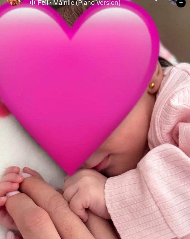 Imagine adorabilă cu cea de-a treia fiică a lui Pepe. Jessica are două săptămâni de când a venit pe lume