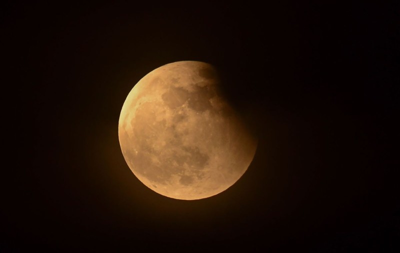 Eclipsa de Lună din 19 noiembrie. Cum sunt influențate zodiile de cea mai lungă eclipsă a secolului