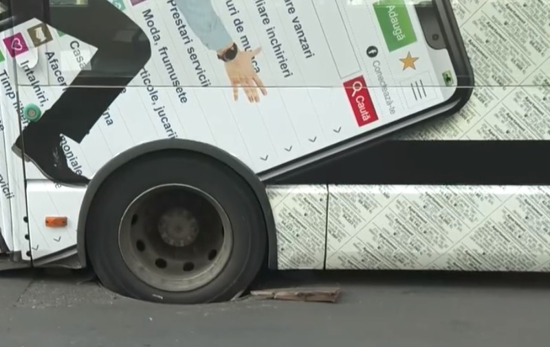 Troleibuz blocat într-o gură de canal, în mijlocul străzii, la Piața Operei din București