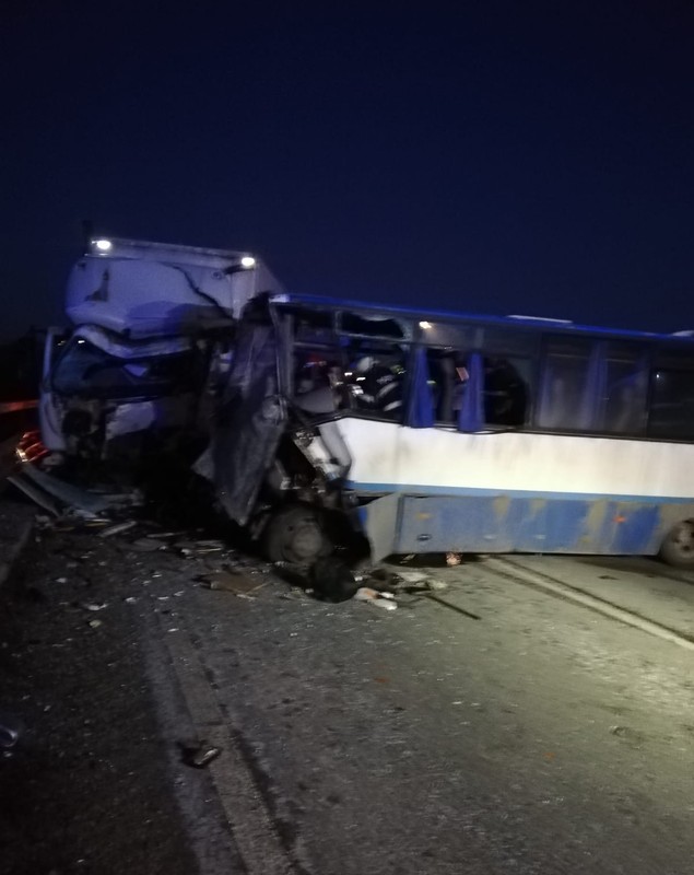 Accident între un autobuz și un camion. O persoană a murit și alte opt au fost rănite