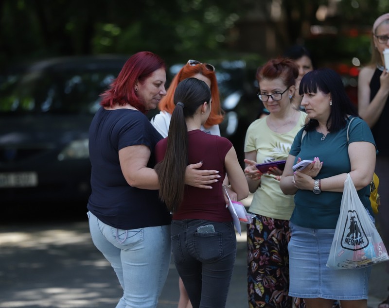 Evaluarea Națională 2026 la Română. Profesori ținuți „ostatici” până la 8 ore în școli: sindicatele acuză Ministerul de incompetență și răzbunări