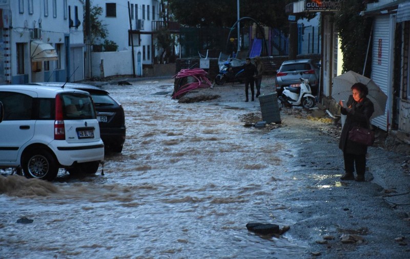 FOTO&VIDEO| Orașul Bodrum luat de ape. Imagini de coșmar cu inundațiile din oraș