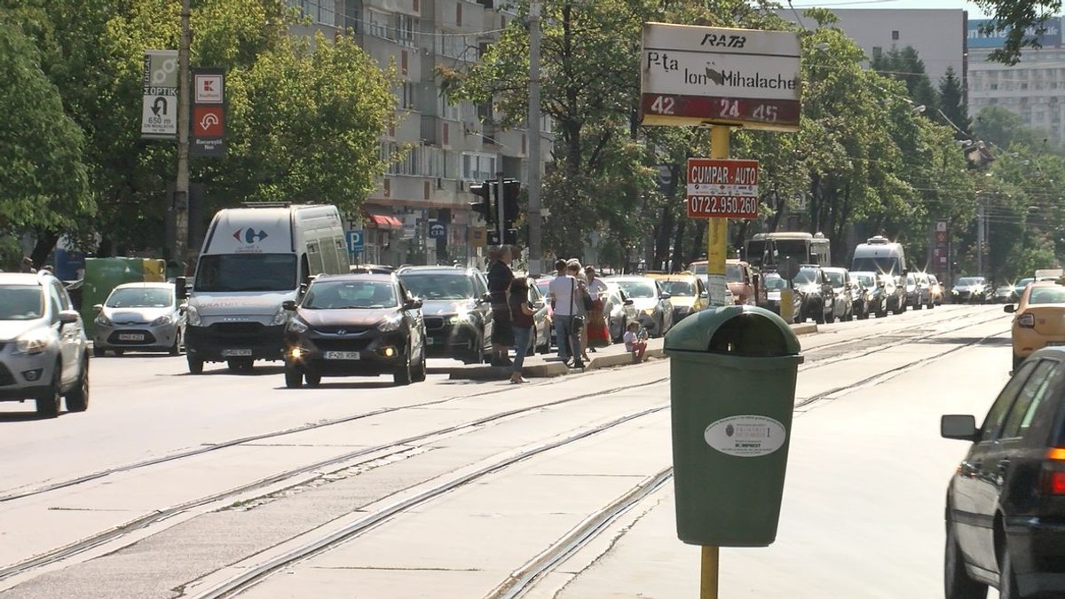 Peroanele-capcană Mii de călători sunt zilnic în pericol de moarte pentru că sunt obligați să aștepte tramvaiele pe petice din beton, printre mașinile care ciculă în viteză la doi pași ei