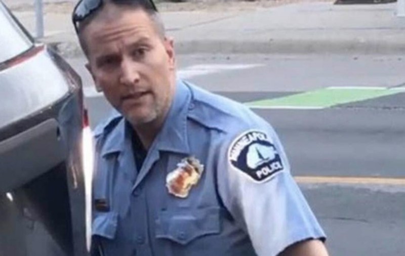 Un milion de dolari este cauţiunea pentru fostul ofiţer de poliţie care a ţinut genunchiul pe George Floyd până când acesta a murit