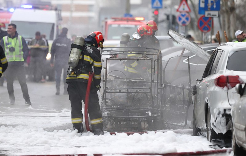 Incendiu puternic în București: o femeie a murit și un bărbat a fost rănit, după ce patru mașini au luat foc în sectorul 6