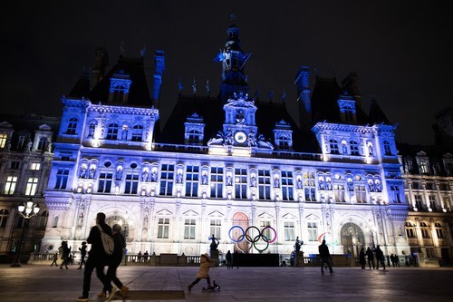 Sediul Primăriei din Paris, iluminat în albastru și galben, 23 februarie 2022 | Foto: Profimedia