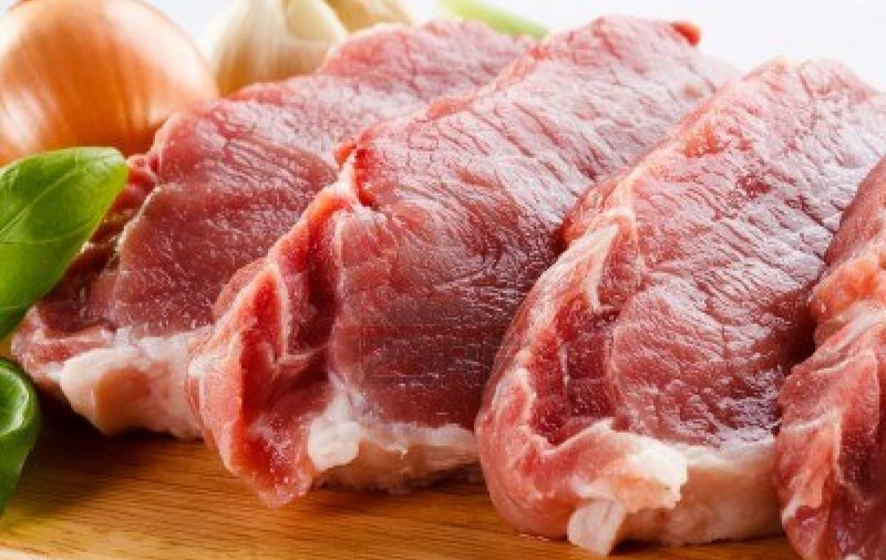 REVOLTĂTOR! O vânzătoare din Craiova aruncă pe jos carnea, apoi o pune în vitrină! VIDEO