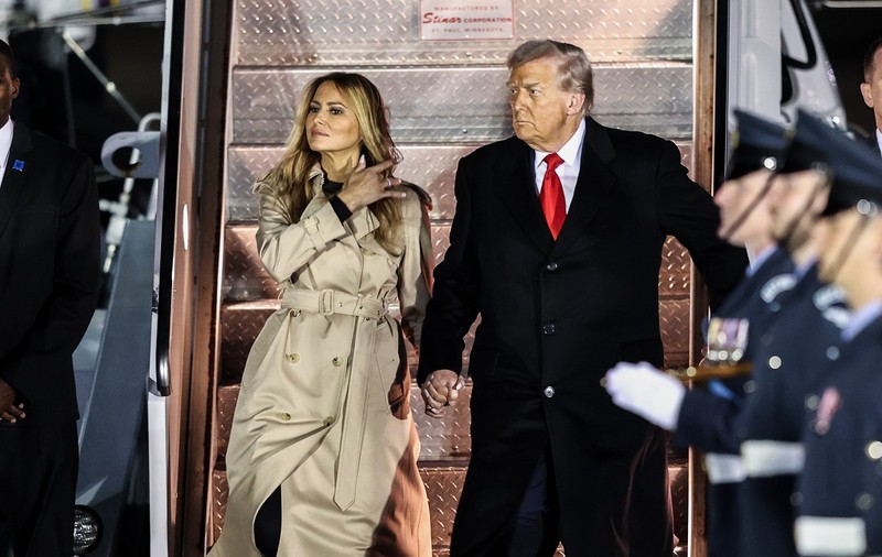 Cât costă trenciul Burberry purtat de Melania Trump la sosirea în Marea Britanie. A făcut o alegere vestimentară stilată și scumpă
