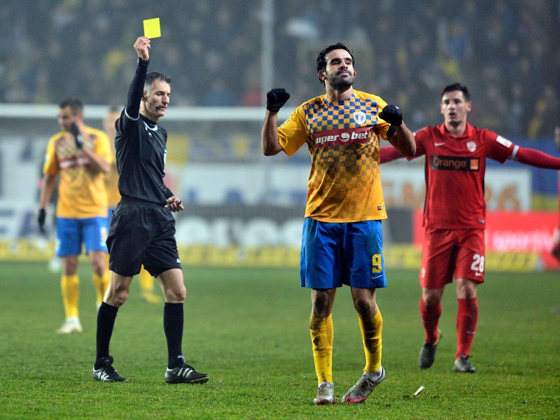 Arbitrul central Adrian Comanescu din Ramnicu Valcea ii acorda cartonas galben lui Sofien Moussa