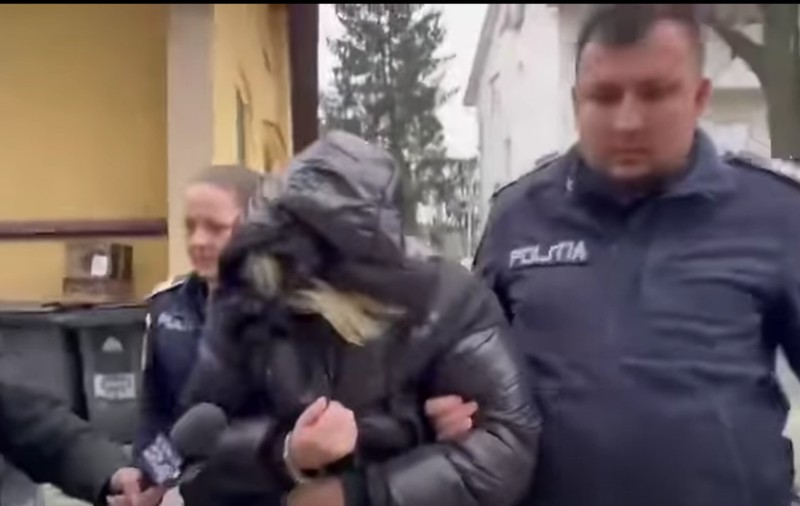 Mama fetiței de 4 ani adusă în comă şi plină de vânătăi la București a fost reținută împreună cu iubitul său. Care sunt acuzațiile