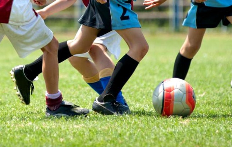 Bătaie generală între părinți la un meci de fotbal al unor echipe de copii. Un bărbat s-a ales cu o fractură de mandibulă