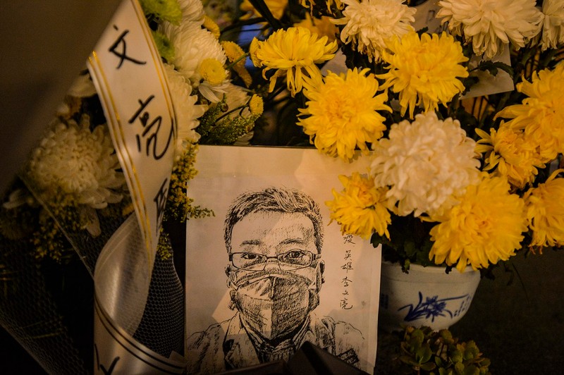Omagiu adus medicului Li Wenliang. Foto: EPA