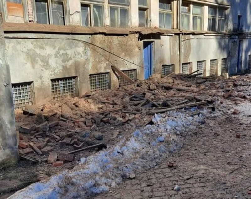 Fațada sanatoriului Marila din Oravița s-a prăbușit. Pacienții, mutați la un alt spital