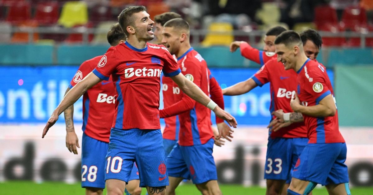 Florin Lucian Tănase se bucura alaturi de fotbalistii ros-albastrii dupa un gol marcat in meciul dintre FCSB si UTA Arad, contand pentru Superliga Superbet, desfasurat pe Arena Nationala din Bucuresti, duminica 26 octombrie 2025. © FOTO:Razvan Pasarica/SPORT PICTURES