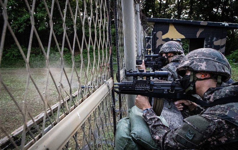 Un soldat sud-coreean a tras patru focuri de mitralieră lângă frontiera cu Coreea de Nord