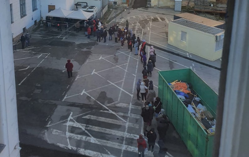 Zeci de oameni, la coadă în curtea Primăriei Timișoara, pentru a obține aprobare să vândă mărțișoare