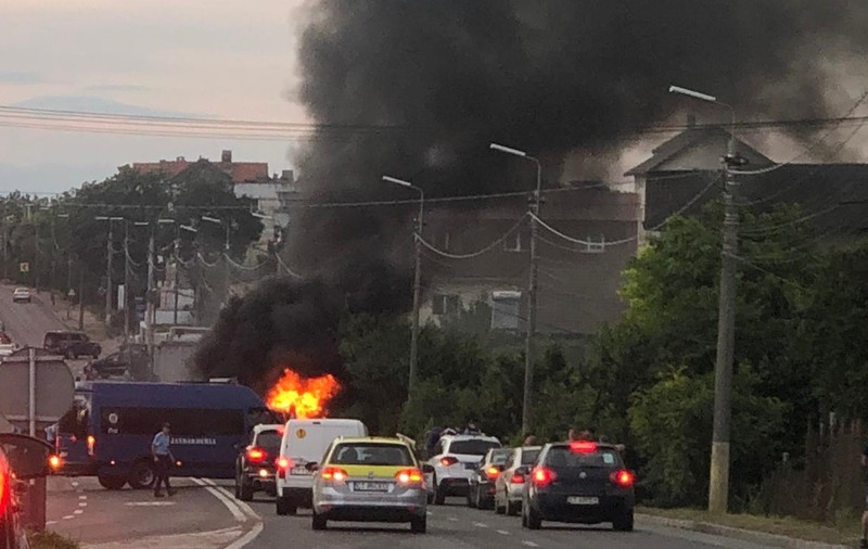 Trafic blocat la Agigea, în județul Constanța, după ce o mașină a luat foc în mers. O femeie a suferit arsuri