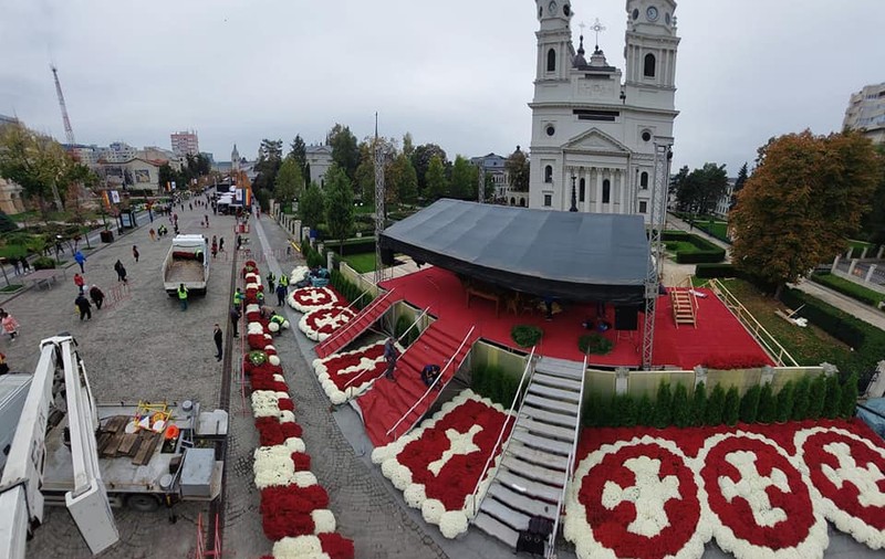 8.500 de oameni așteaptă la rând ca să se închine la moaştele Sfintei Parascheva. Cum arată zona unde va avea loc Sfânta Liturghie