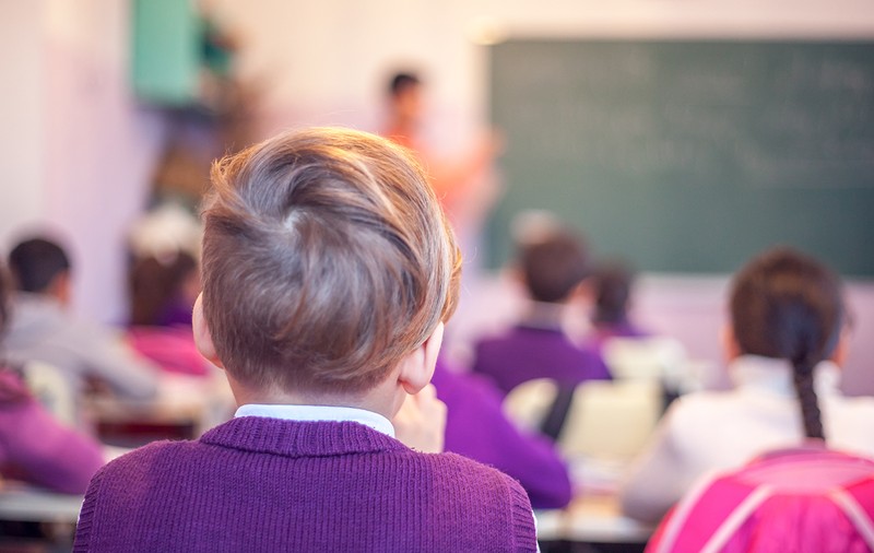 Învățător din Iași, acuzat de părinți că înjură și umilește elevii de clasa a II-a: „Te ia mama dracului”