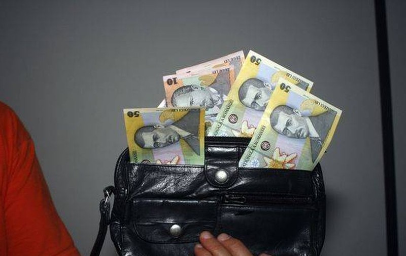 Aşa ceva mai rar! A înapoiat o borsetă plină cu bani