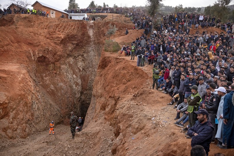 Sute de oameni au urmărit operațiunile de salvare, în speranța că Rayan va fi scos în viață din fântână | Foto: Profimedia