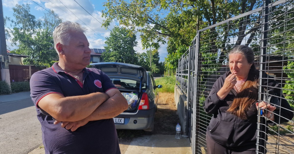 Doi soți din satul Gulia, județul Dâmbovița, în poarta grădinii lor