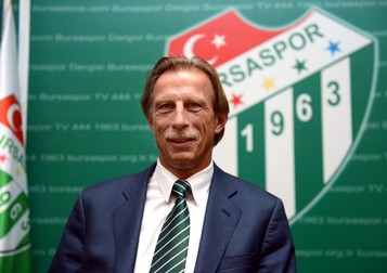 epa03824518 German coach Christoph Daum poses during a signing ceremony in Bursa, Turkey 14 August 2013. Turkish soccer club Bursaspor has agreed with German coach Christoph Daum on a two-year deal. EPA/ALI ATMACA/ANADOLU AGENCY TURKEY OUT, NO SALES, NO ARCHIVE, EDITORIAL USE ONLY