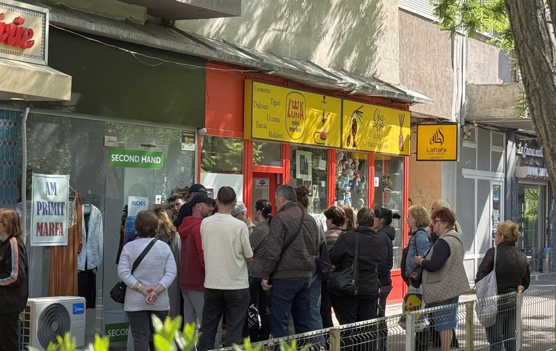 „Am primit marfă”. Cum au devenit magazinele second-hand „mallul” celor fără posibilități