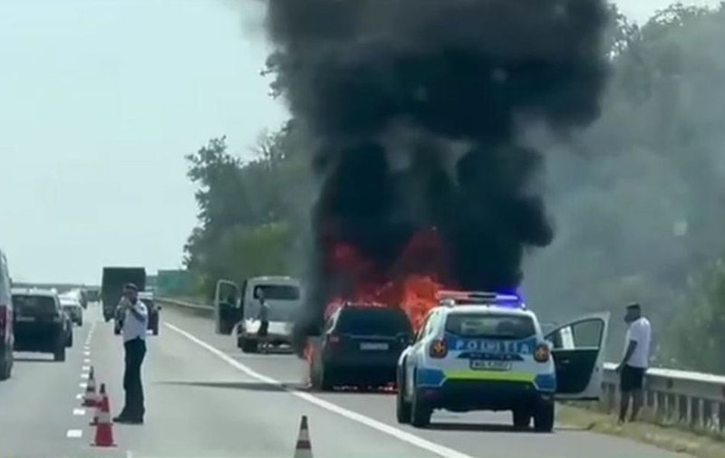 Mașină în flăcări pe Autostrada A3, București - Ploiești. Traficul a fost blocat spre Capitală