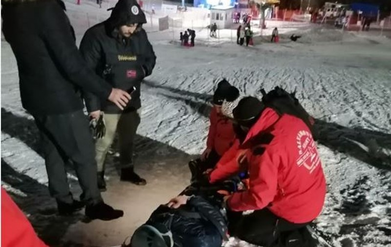 Accident grav pe pârtia din Durău. Un tânăr a fost preluat de salvamontiști