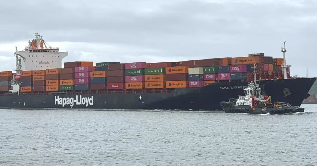 Un portcontainer de 260 de metri, cu 50 de oameni la bord, a reușit să treacă prin Strâmtoarea Ormuz. Foto marinertrafic