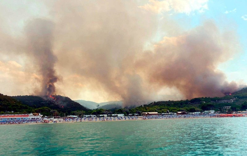 Sute de turiști au fost evacuați pe mare din cauza unui incendiu izbucnit într-o stațiune din Italia