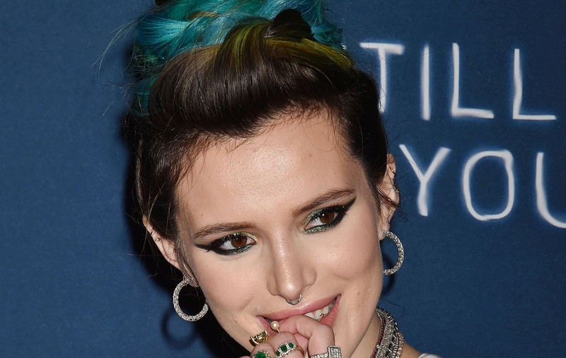În ce hal a venit la un eveniment! Bella Thorne, cu părul mare la subraț | FOTO